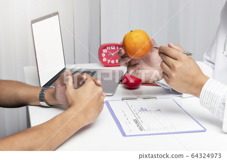 Nutritionists consulting about nutrition with a man to choose eating fresh fruits and vegetables. 64324973