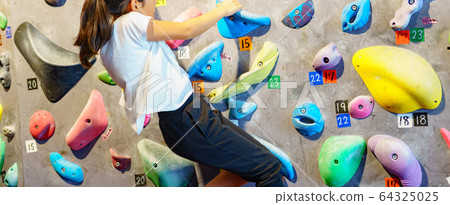 [Bouldering]一個女孩小學登山者在一個抱石工作室挑戰艱鉅任務的場景 64325025