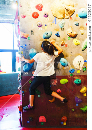 [Bouldering]一個女孩小學登山者在一個抱石工作室挑戰艱鉅任務的場景 64325027