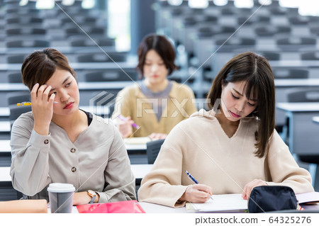 學生樓梯課上課合作“近畿大學” 64325276