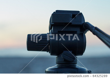 Camera mount on the head of a tripod 64325289