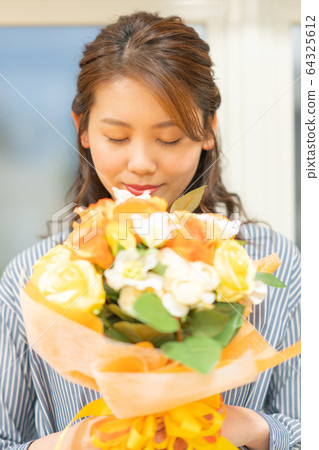 週年求婚禮物禮物禮物聖誕節婦女一束鮮花在室內 64325612
