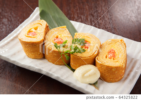 Sushi roll egg 64325822