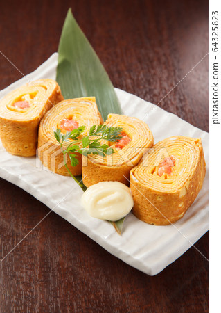 Sushi roll egg 64325823
