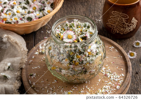 Preparation of common daisy syrup from fresh daisy flowers 64326726