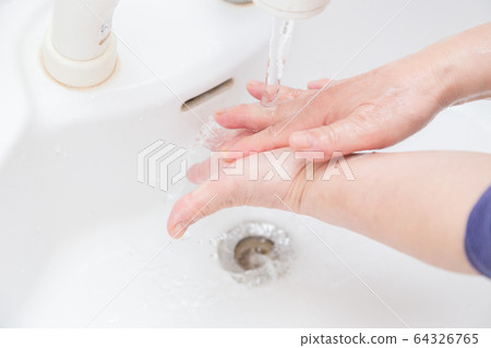 Senior woman washing hands 64326765