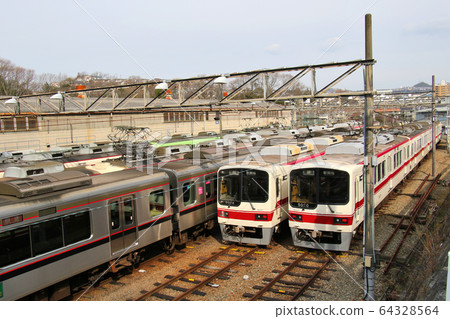 神戶電鐵5000系列2編隊和6000系列1編隊等在鈴蘭台車輛工廠 64328564