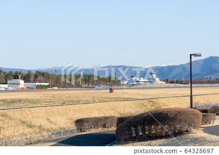 從松本機場和信州間諜公園的八岳 從松本機場和信州間諜公園的八岳 64328697
