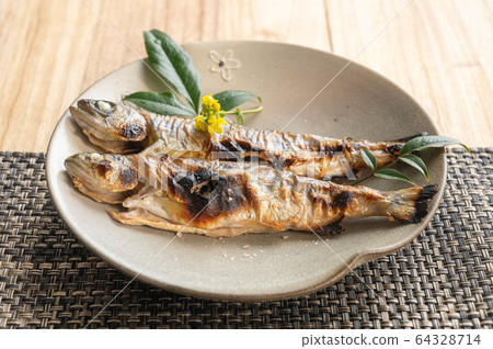 Salt-grilled amago 64328714