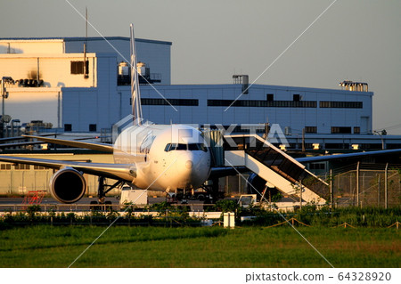 降落客機 64328920