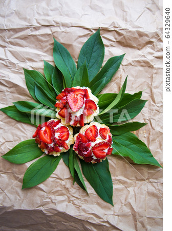 Beautiful and bright cupcakes with strawberries 64329640