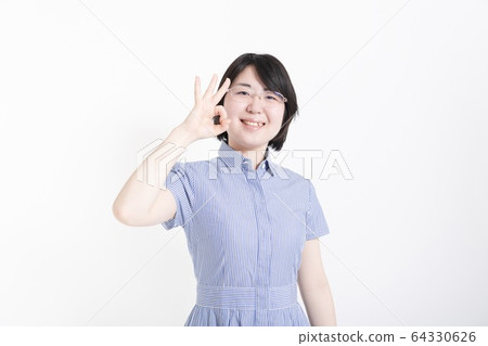 一個女人做出 OK 的手勢』 一個女人做出 OK 的手勢』 64330626
