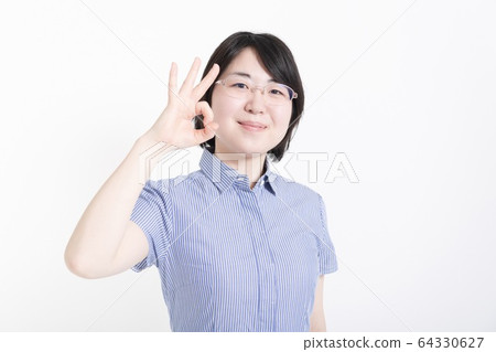 一個女人做出 OK 的手勢』 一個女人做出 OK 的手勢』 64330627