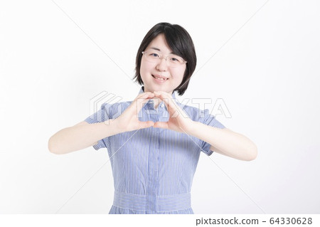 一個女人做出 OK 的手勢』 一個女人做出 OK 的手勢』 64330628