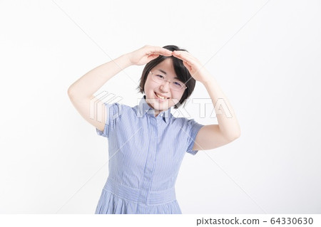 一個女人做出 OK 的手勢』 一個女人做出 OK 的手勢』 64330630