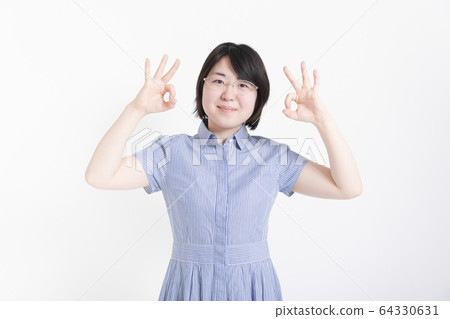 一個女人做出 OK 的手勢』 一個女人做出 OK 的手勢』 64330631