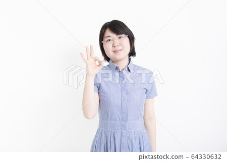 一個女人做出 OK 的手勢』 一個女人做出 OK 的手勢』 64330632