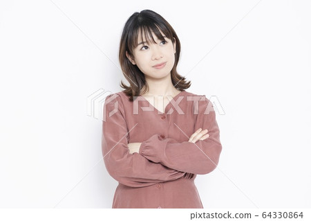 有胳膊的一個少婦 64330864