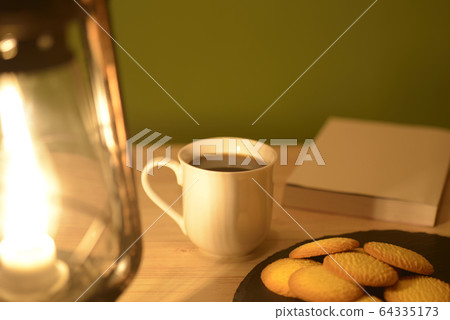 用燈籠燈閱讀 用燈籠燈閱讀 64335173