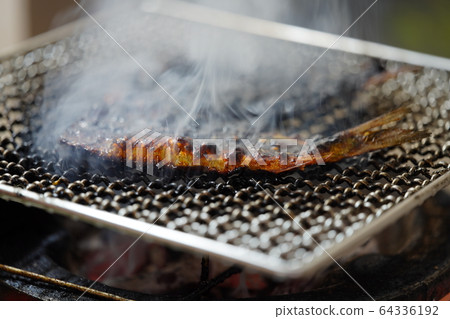 Charcoal grilled sardines (Mirin) BBQ / bbq / charcoal / net grill / bincho charcoal / seven wheels / camping / meal / mackerel 64336192
