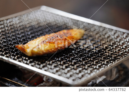 Charcoal-grilled BBQ, bbq, charcoal-grilled, grilled, Bincho charcoal, Shichirin, camp, meal, salmon 64337782