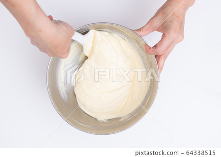 在家製作糖果海綿麵團的製作過程用抹刀混合麵團 在家製作糖果海綿麵團的製作過程用抹刀混合麵團 64338515
