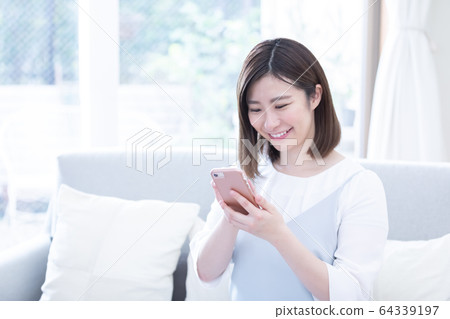 生活方式年輕女子智能手機 生活方式年輕女子智能手機 64339197