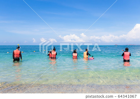 group of tourist wearing life jacket and diving 64341067