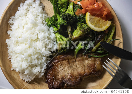 盤豬肉炒和沙拉 盤豬肉炒和沙拉 64341508