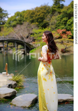 《Kagawa Prefecture》 Ritsurin Garden ・ Vietnamese wearing Ao Dai 《Kagawa Prefecture》 Ritsurin Garden ・ Vietnamese wearing Ao Dai 64341565