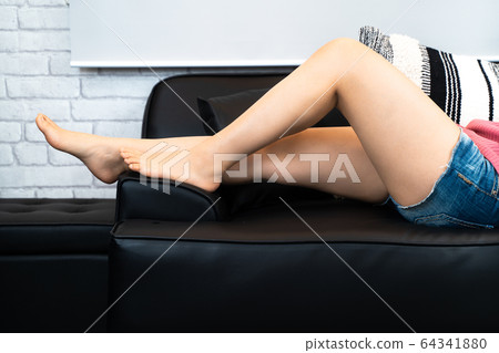 女性腿在熱褲 64341880