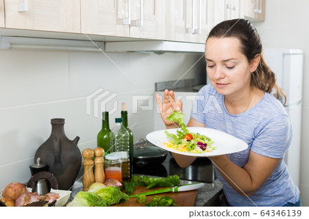 woman cooking salad 64346139