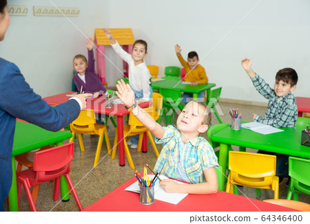 Teacher conducts lesson in elementary school Teacher conducts lesson in elementary school 64346400