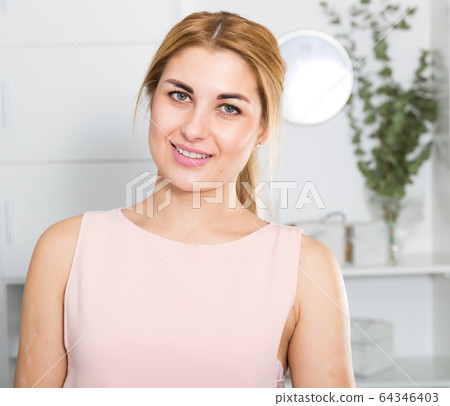 Sporty girl is standing and posing 64346403