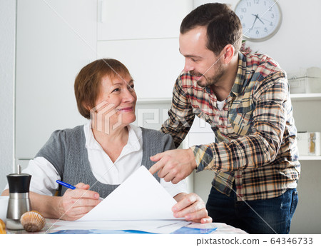 Woman signing agreement 64346733