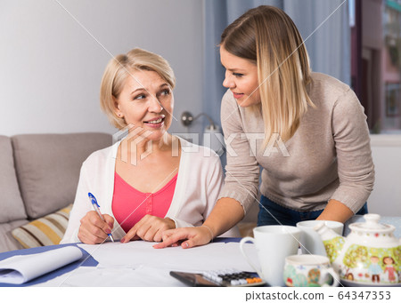 Daughter helps mother to lead home accounting 64347353