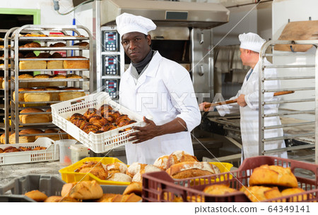 Portrait of african-american baker with fresh bread at the bakery 64349141