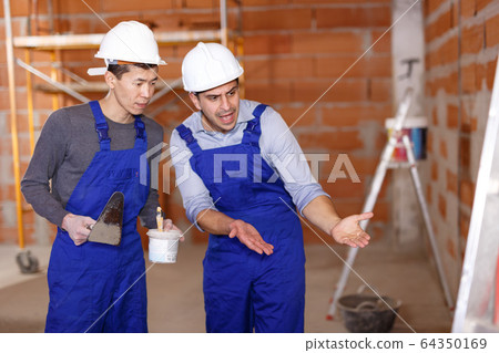 Senior worker criticizing builder Senior worker criticizing builder 64350169