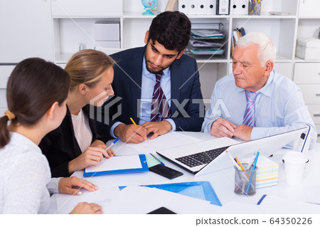 Managers are writing financial reports 64350226