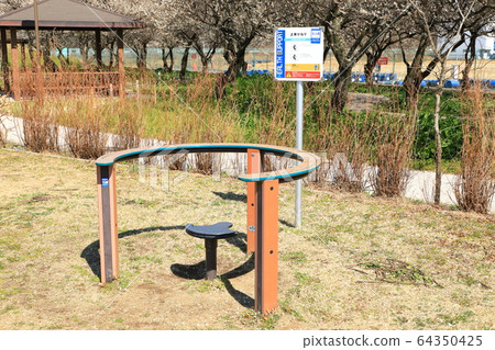 Gongendo公園3號公園上身扭動 Gongendo公園3號公園上身扭動 64350425