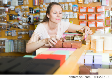 Female vendee reviews gift boxes 64351502