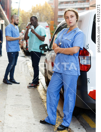 Cross-armed female emergency doctor Cross-armed female emergency doctor 64352271