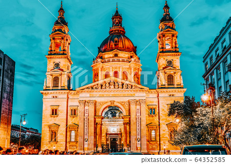 BUDAPEST,HUNGARY-MAY 05, 2016:St.Stephen Basilica BUDAPEST,HUNGARY-MAY 05, 2016:St.Stephen Basilica 64352585