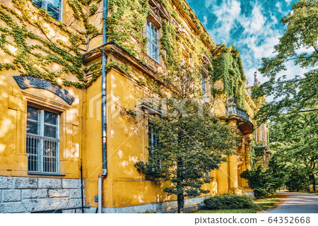 Vajdahunyad Castle (Hungarian-Vajdahunyad vara) is 64352668