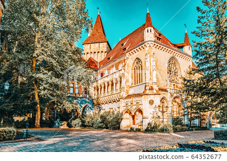 Vajdahunyad Castle (Hungarian-Vajdahunyad vara) is 64352677