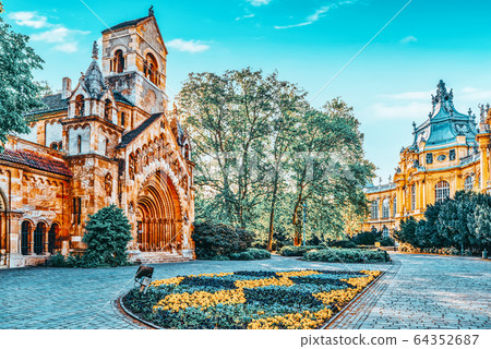 Vajdahunyad Castle (Hungarian-Vajdahunyad vara) is 64352687