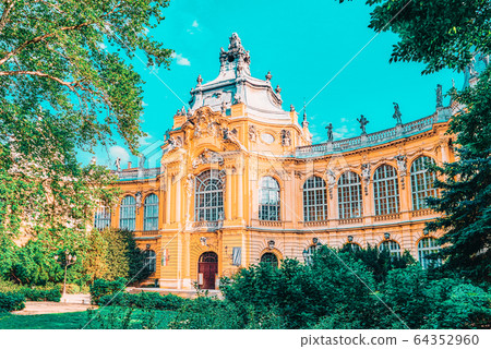 Vajdahunyad Castle (Hungarian-Vajdahunyad vara) is Vajdahunyad Castle (Hungarian-Vajdahunyad vara) is 64352960