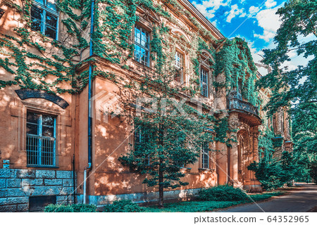 Vajdahunyad Castle (Hungarian-Vajdahunyad vara) is Vajdahunyad Castle (Hungarian-Vajdahunyad vara) is 64352965