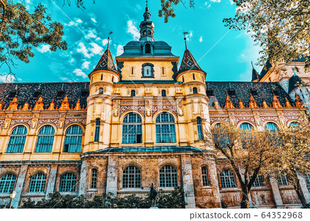 Vajdahunyad Castle (Hungarian-Vajdahunyad vara) is 64352968