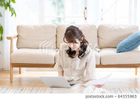 Young woman working from home 64355963